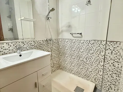 Flat in calle Escocia - Photo 3
