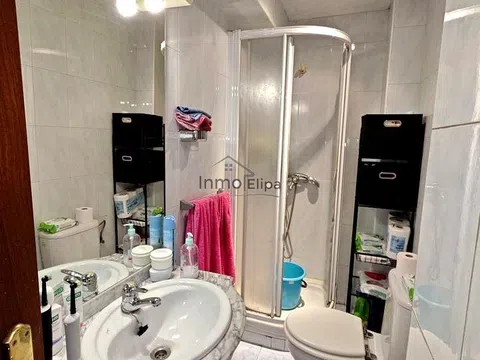 Flat in calle de Álava - Photo 14
