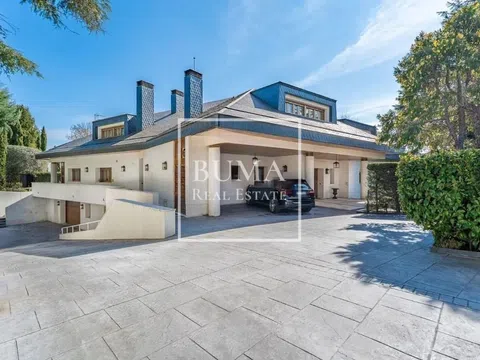 Detached house - Photo 1