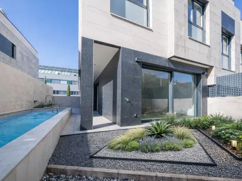 Semi-detached house - Photo 2