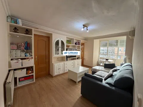 Flat - Photo 1