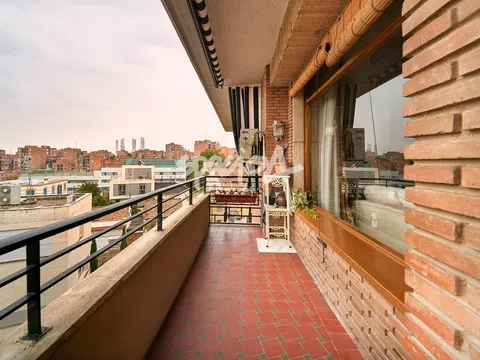 Flat in calle Velayos - Photo 3