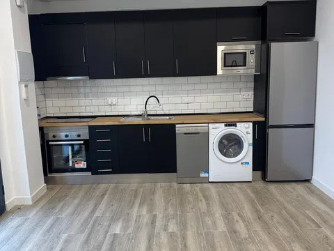 Flat in calle de Eugenia de Montijo - Photo 2