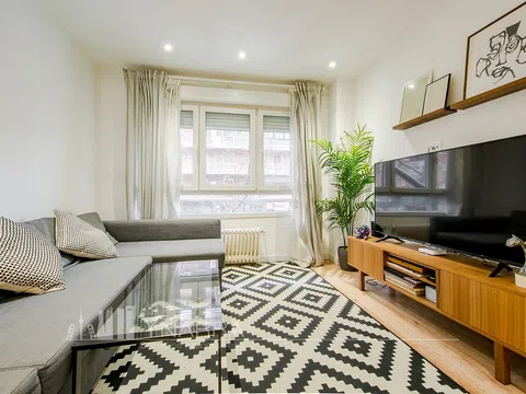 Flat in calle de Clara del Rey - Photo 1