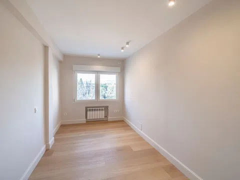 Flat in avenida de Ramón y Cajal - Photo 3