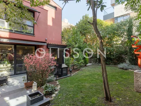 Detached house - Photo 1