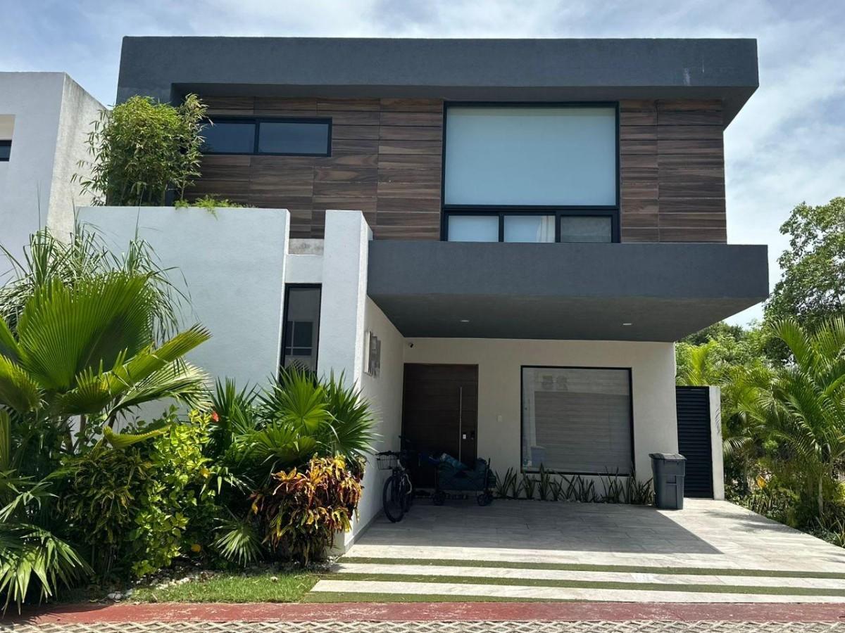 House for Sale 4 Bedrooms in Bosques de Bambu Playa del Carmen