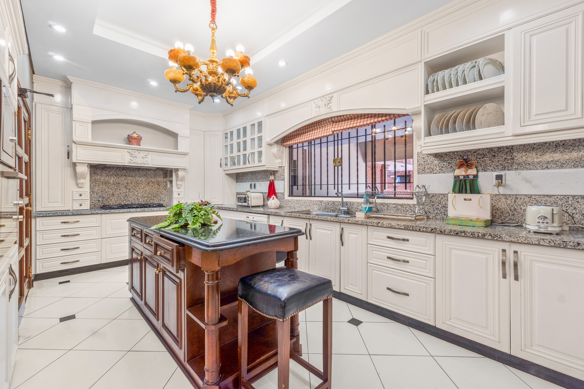 Luxurious FURNISHED Residence in Luque near CONMEBOL - 1,848 m² - European Style
