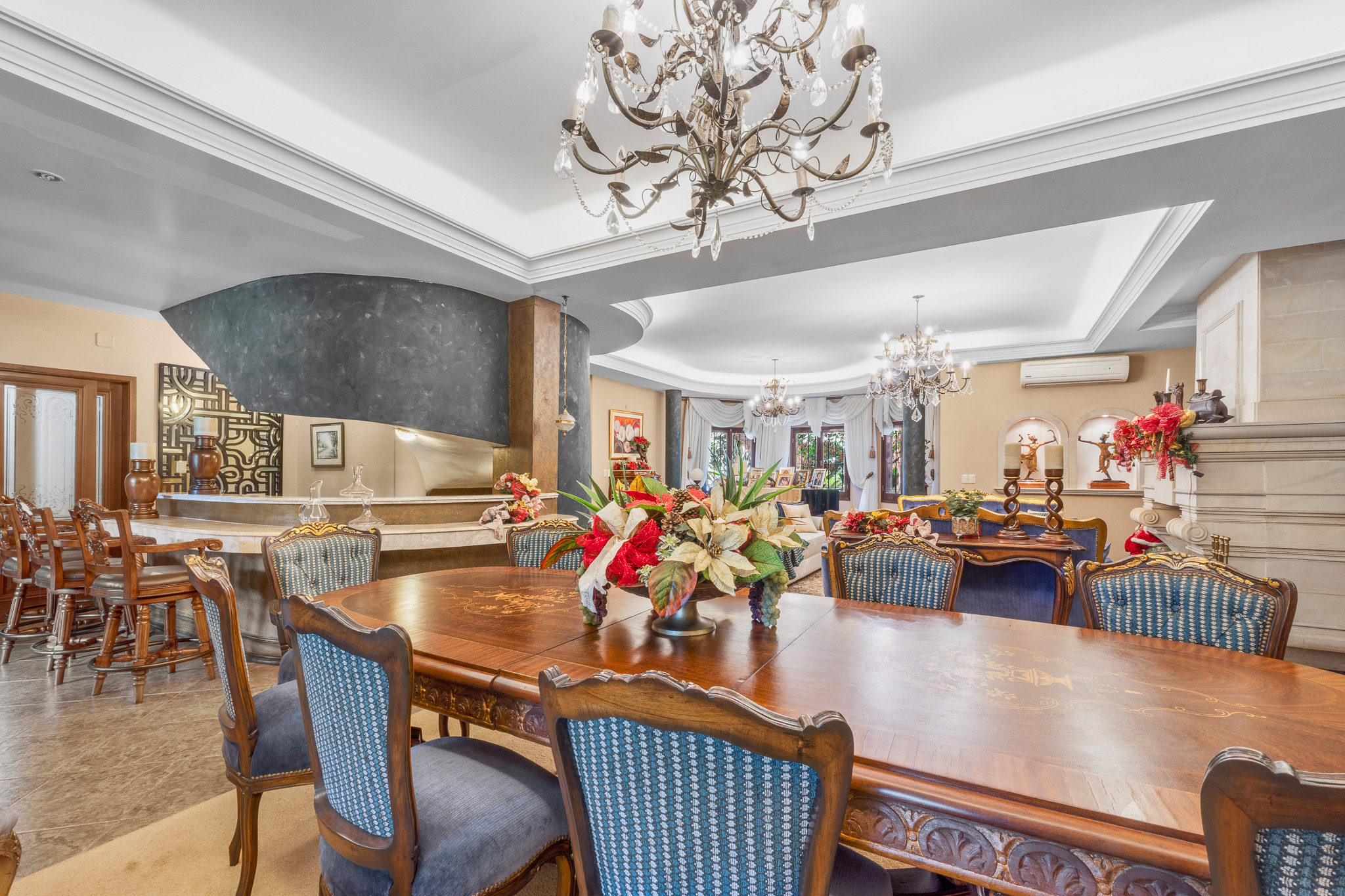 Luxurious FURNISHED Residence in Luque near CONMEBOL - 1,848 m² - European Style - Photo 2