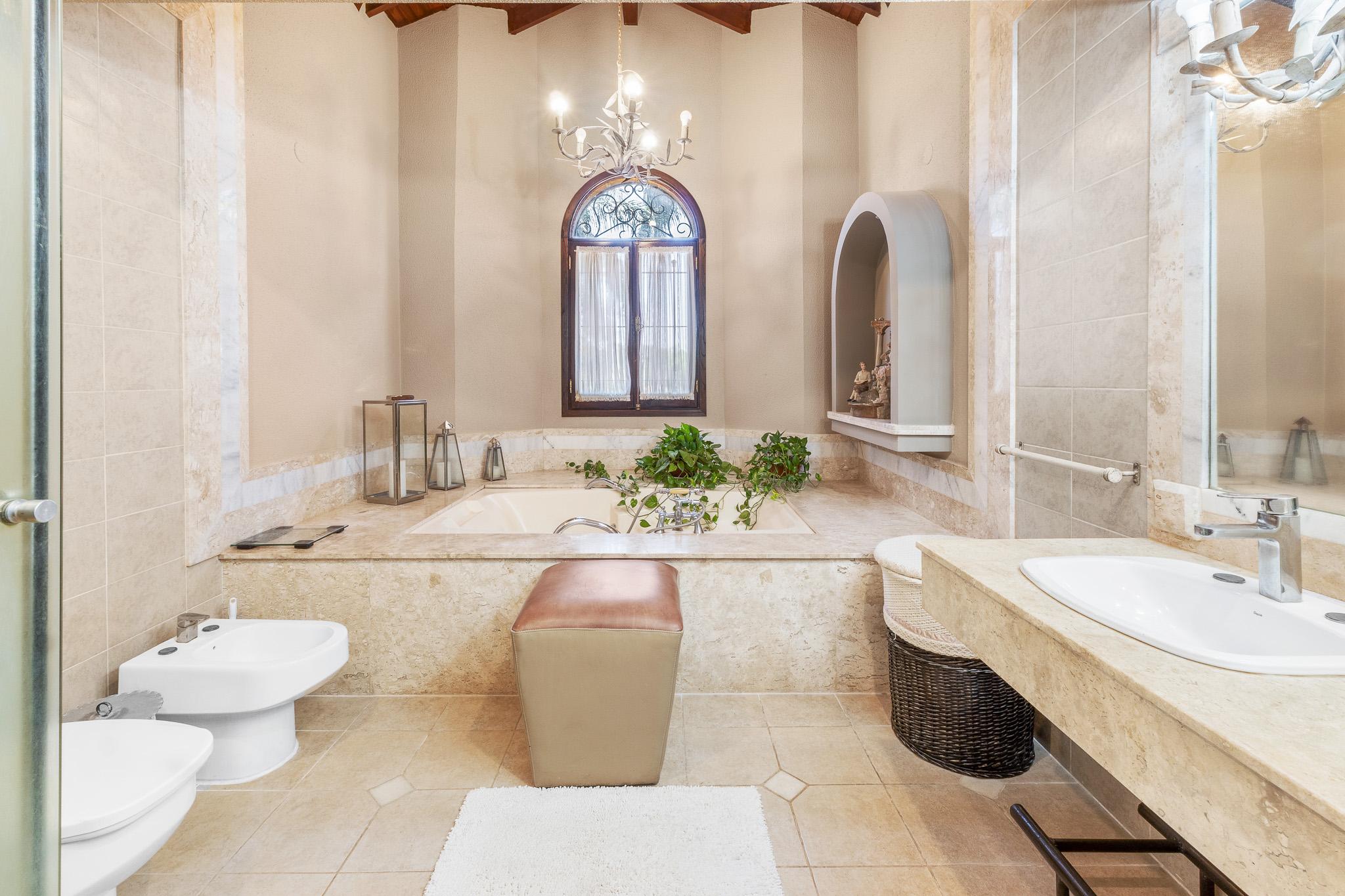 Luxurious FURNISHED Residence in Luque near CONMEBOL - 1,848 m² - European Style - Photo 11
