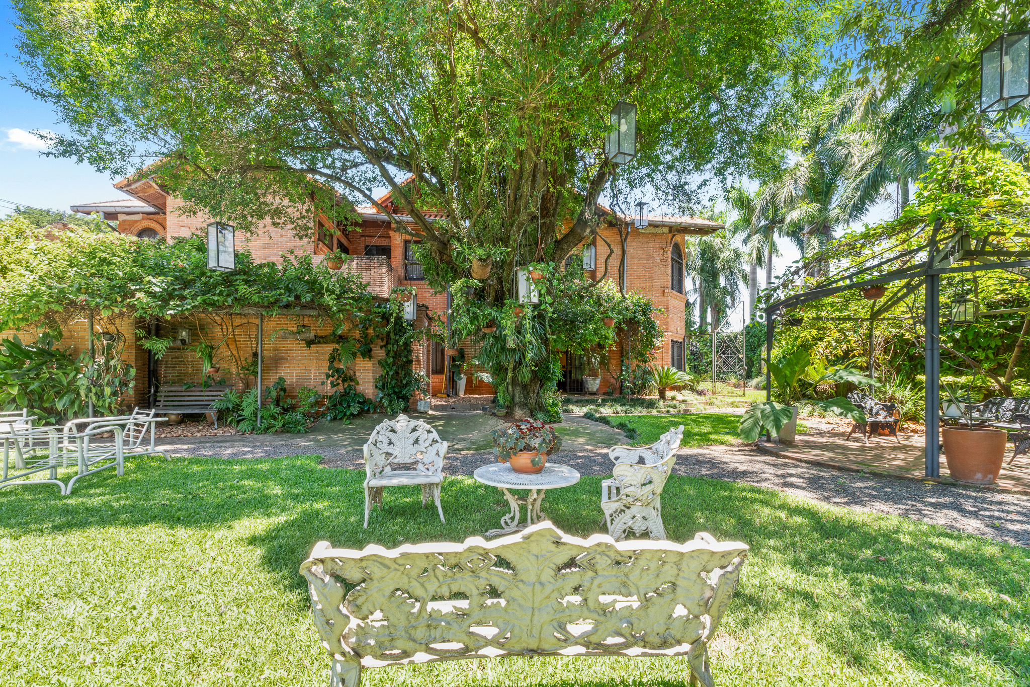 Luxurious FURNISHED Residence in Luque near CONMEBOL - 1,848 m² - European Style - Photo 14
