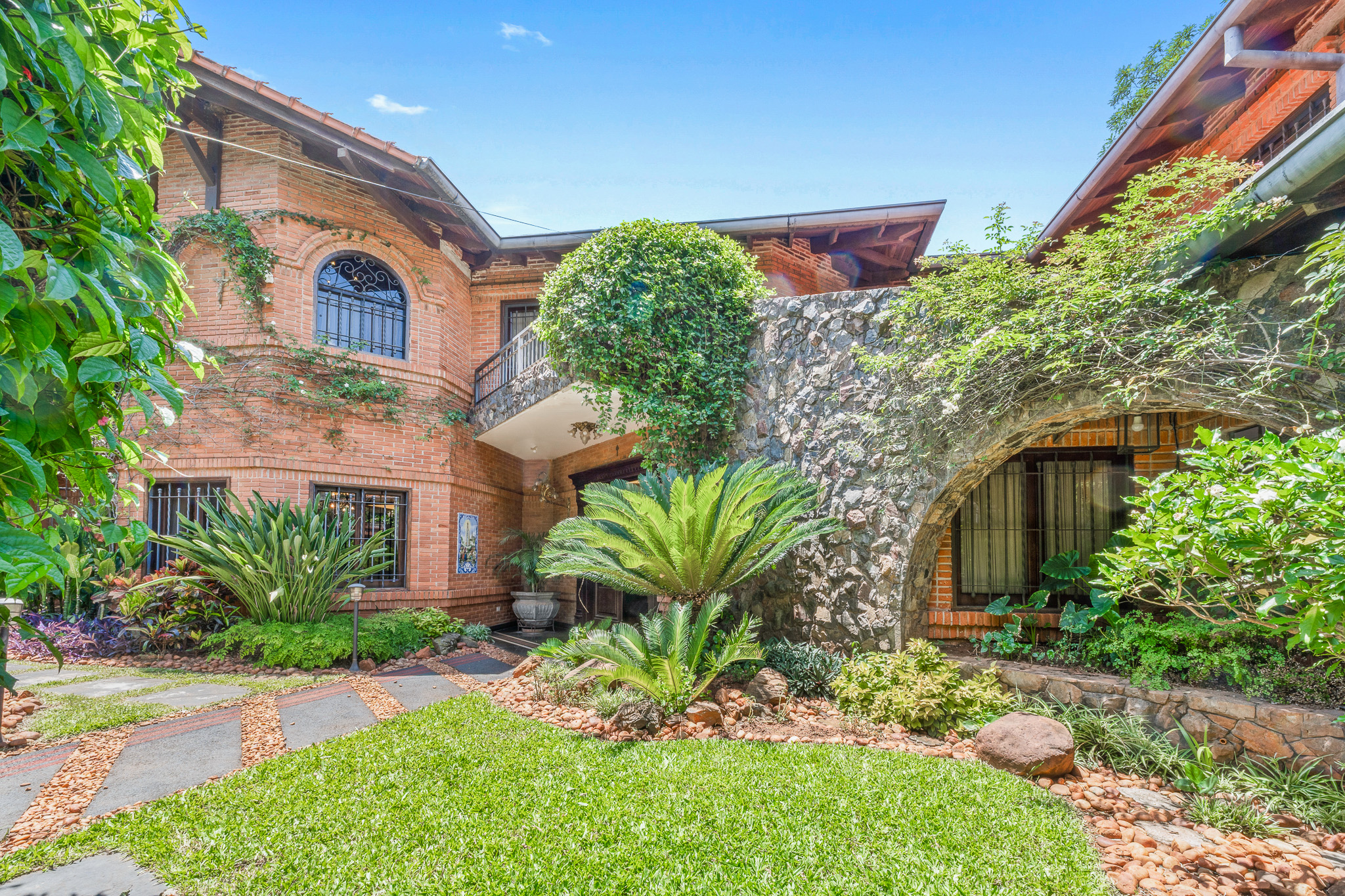 Luxurious FURNISHED Residence in Luque near CONMEBOL - 1,848 m² - European Style - Photo 16