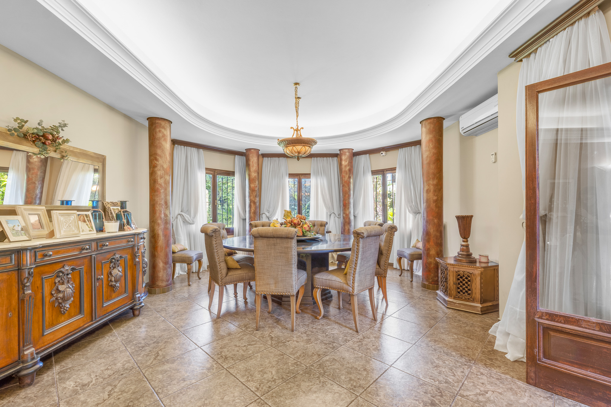 Luxurious FURNISHED Residence in Luque near CONMEBOL - 1,848 m² - European Style - Photo 4