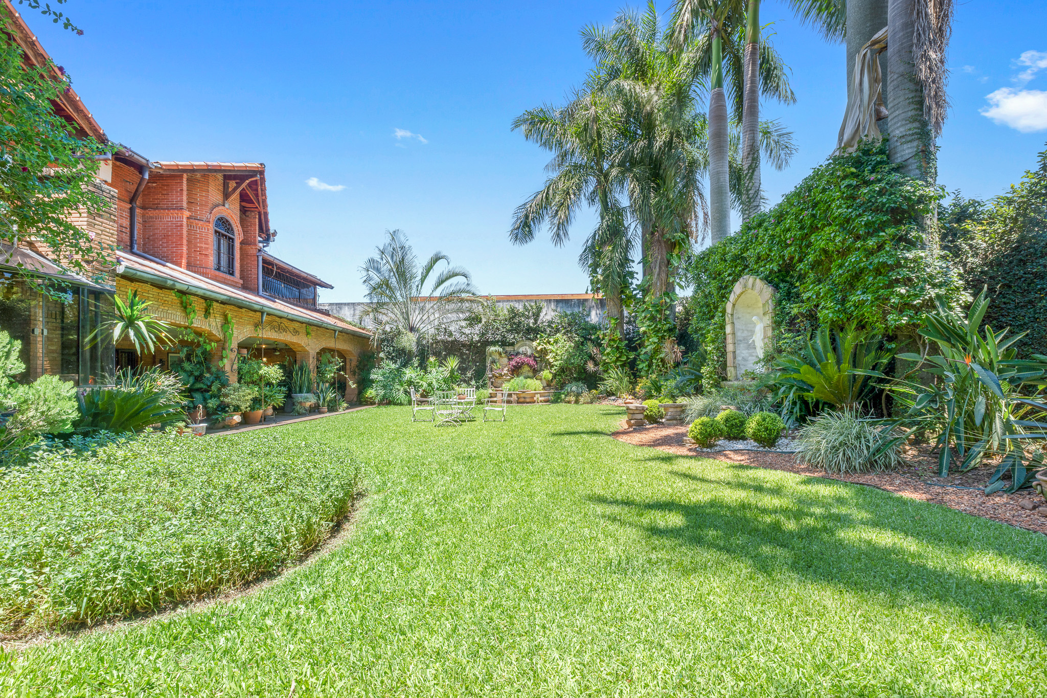 Luxurious FURNISHED Residence in Luque near CONMEBOL - 1,848 m² - European Style - Photo 10