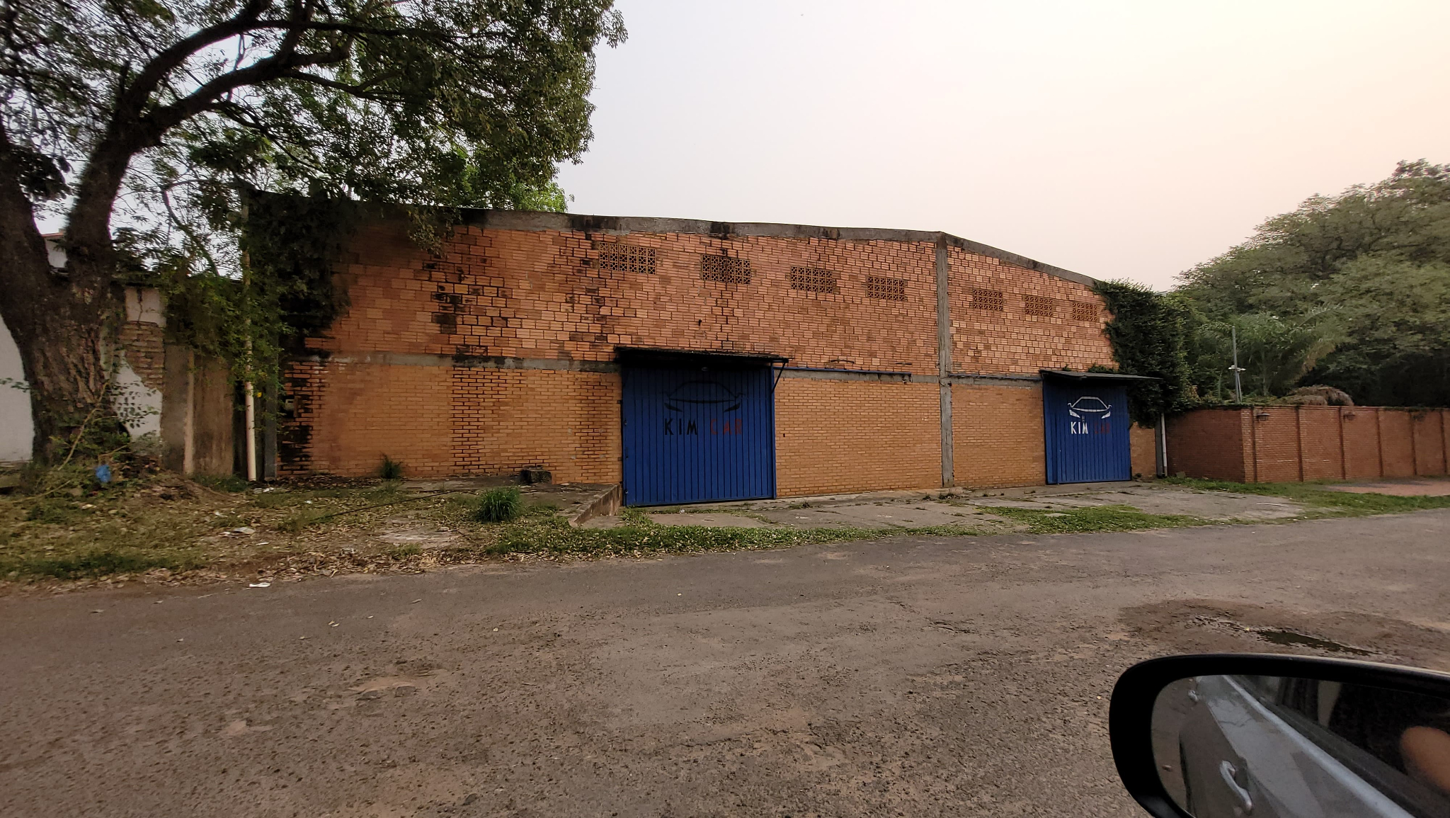 Vendo propiedad con 2.651 m2 con amplia casa y depósito ???? Barrio Santa Librada - Photo 3