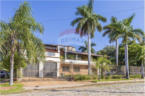 FABULOSA RESIDENCIA EN DOBLE ESQUINA, ZONA COLEGIO GOETHE/QUINTA YKUA SATI