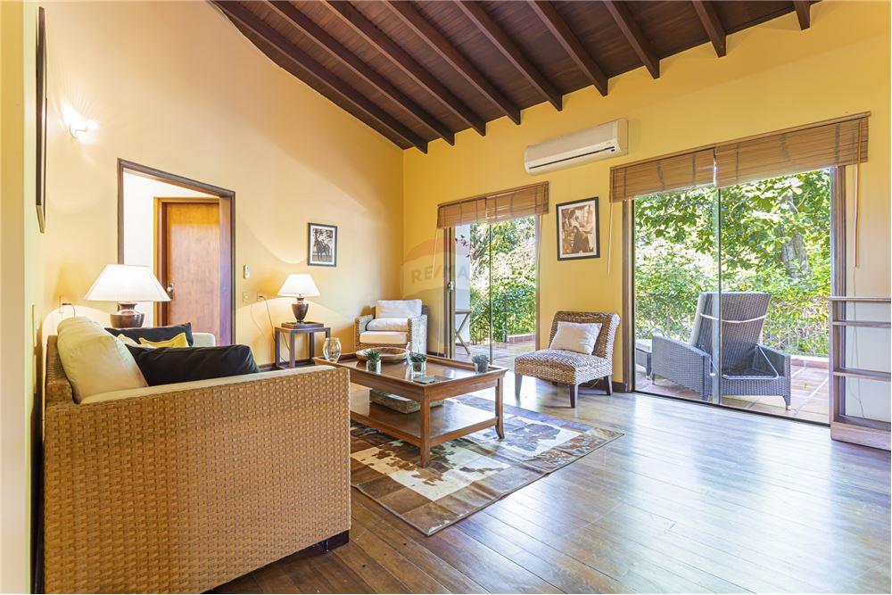FABULOSA RESIDENCIA EN DOBLE ESQUINA, ZONA COLEGIO GOETHE/QUINTA YKUA SATI - Photo 10