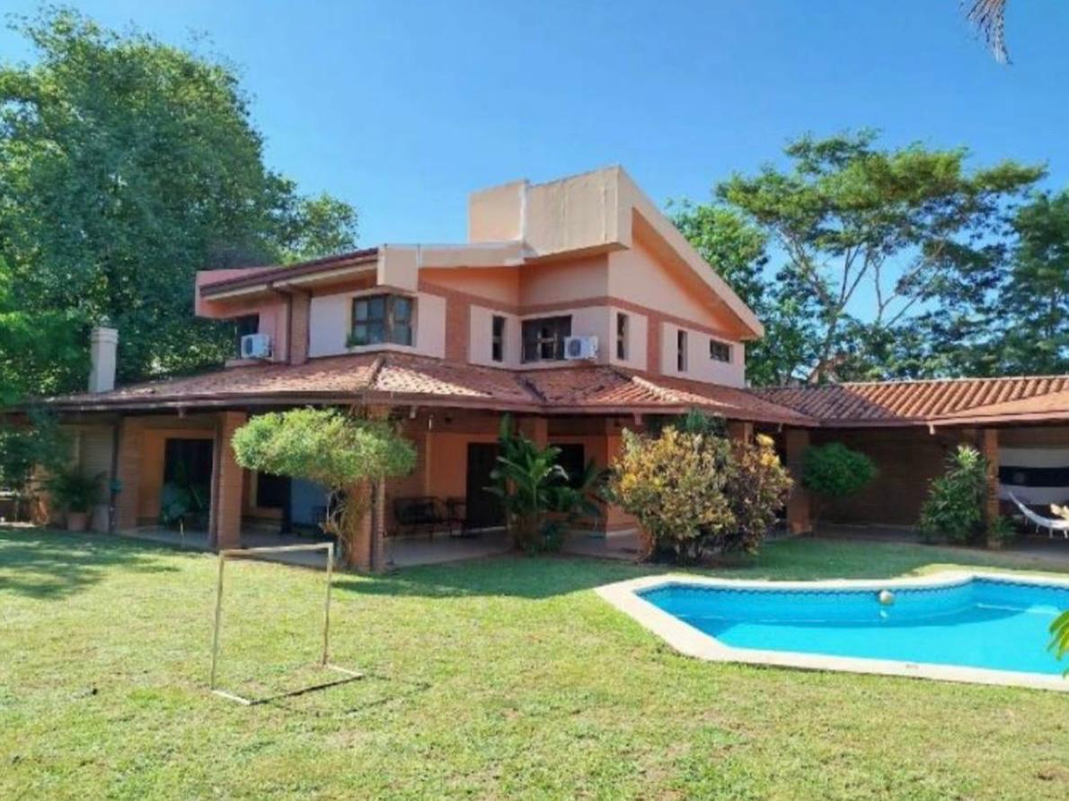 En Venta Amplia Casa En Barrio Felicidad De Lambaré V225