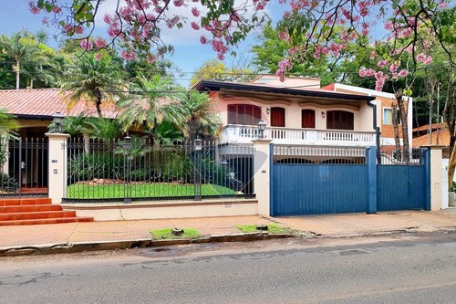 Vendo Casa con Piscina en Asunción Bº Villa Morra