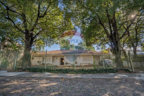 Vendo casa de 1055 m2 de terreno