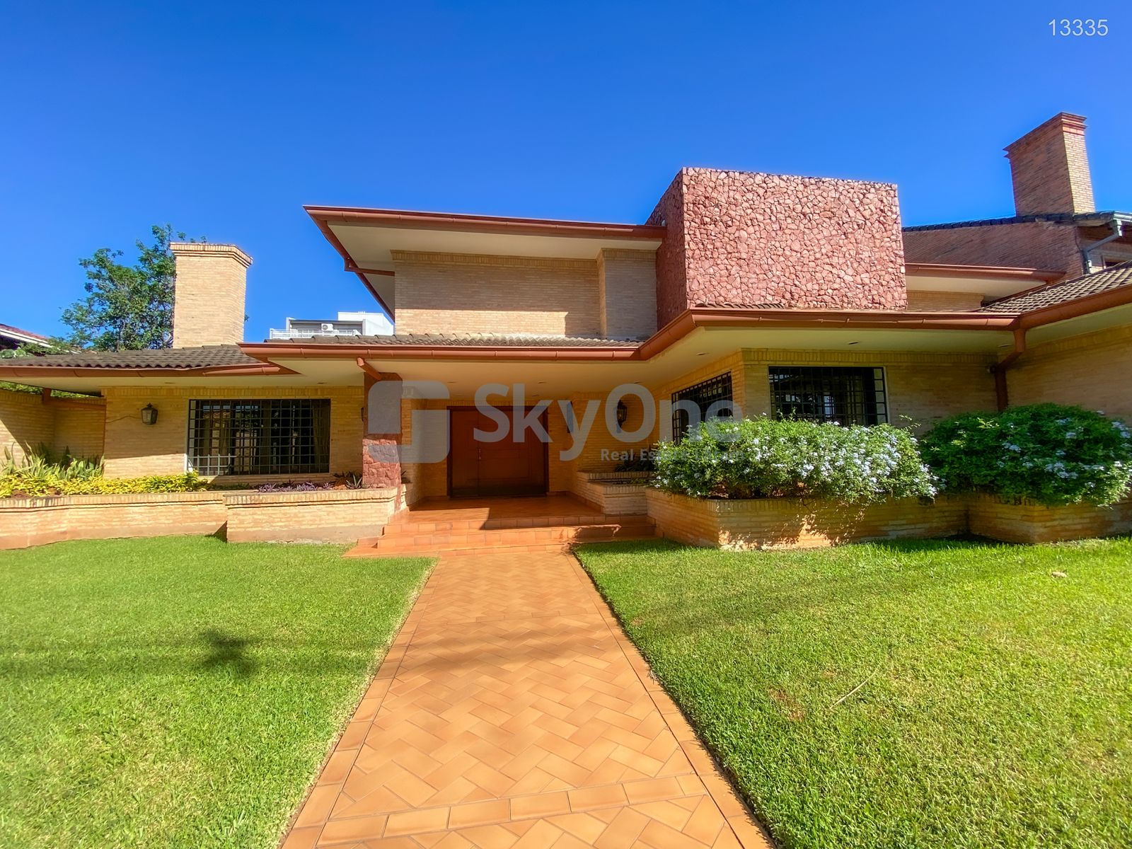 VENDO LUJOSA RESIDENCIA EN LAS LOMAS - ASUNCIÓN