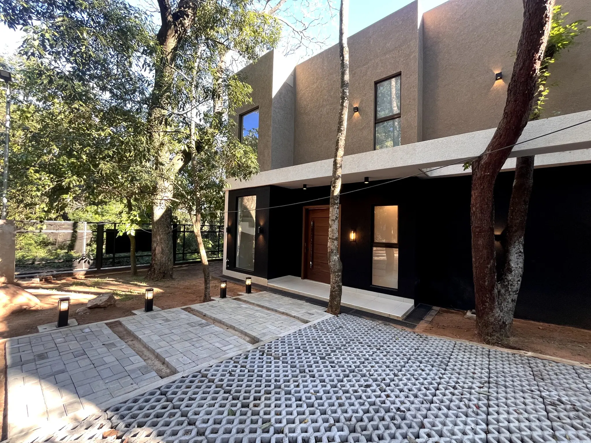 Exclusiva Residencia en San Bernardino : Calidad de Construcción Superior y Oportunidad de Inversión Inigualable.