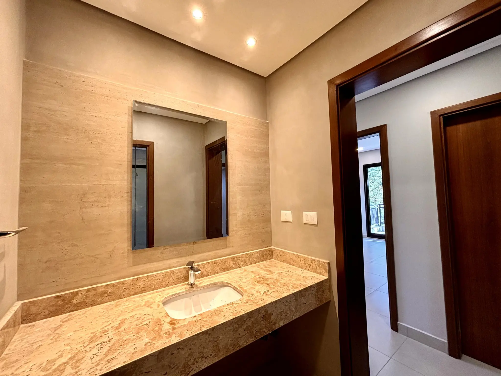 Exclusiva Residencia en San Bernardino : Calidad de Construcción Superior y Oportunidad de Inversión Inigualable. - Photo 4