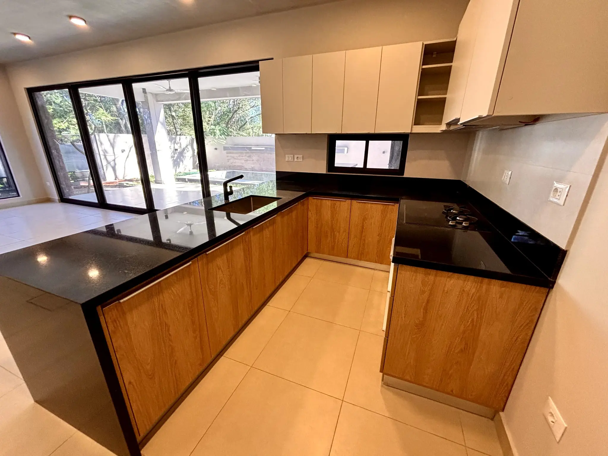 Exclusiva Residencia en San Bernardino : Calidad de Construcción Superior y Oportunidad de Inversión Inigualable. - Photo 9