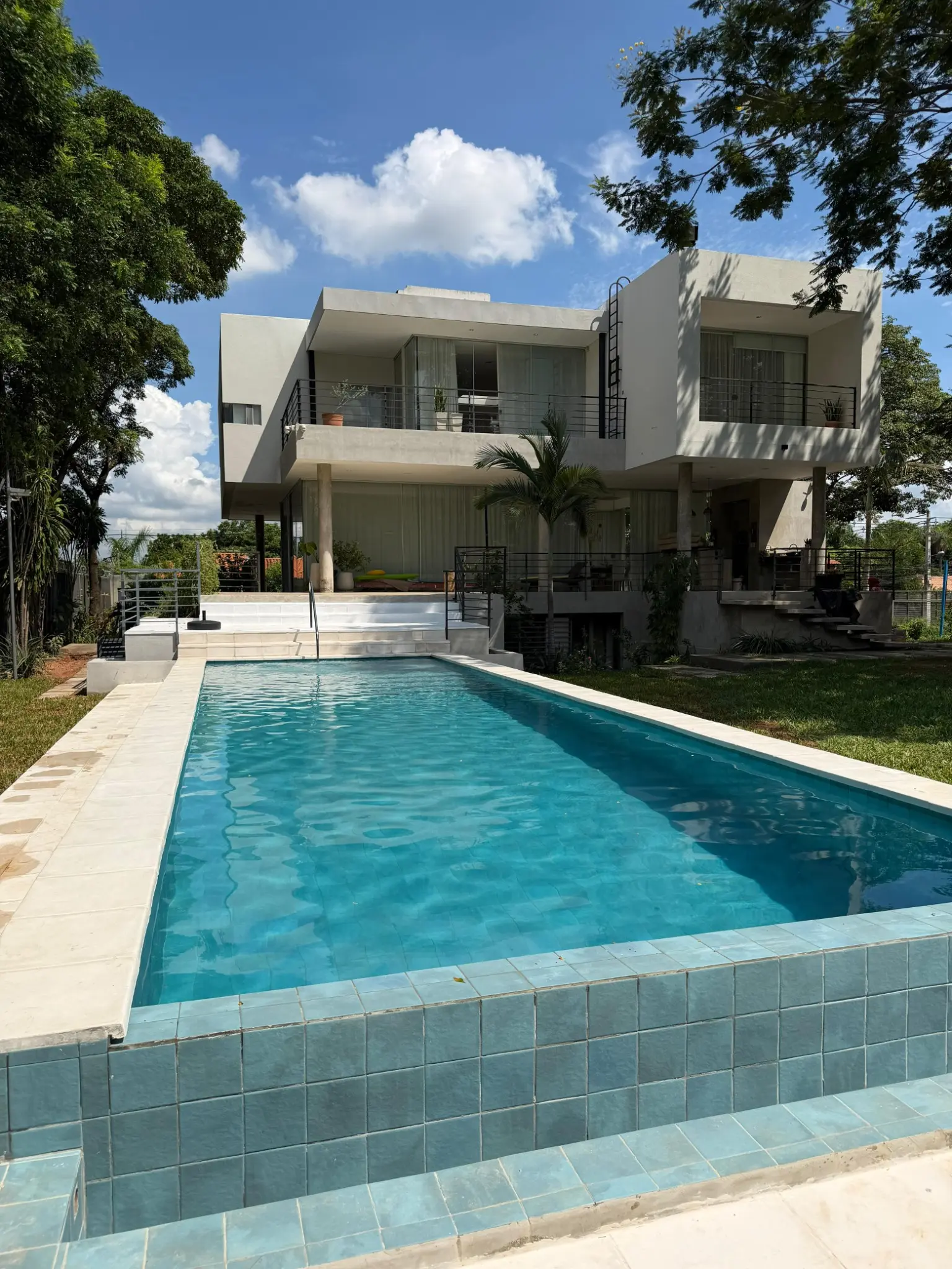 EXCLUSIVA RESIDENCIA EN VENTA ZONA YACHT Y GOLF CLUB PARAGUAYO