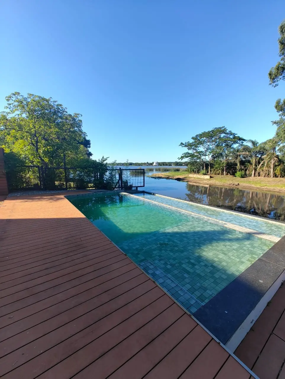 *Residencia Estilo contemporaneo sobre Lago Ypacari en San Bernardino – Cantegrill  Country Club.