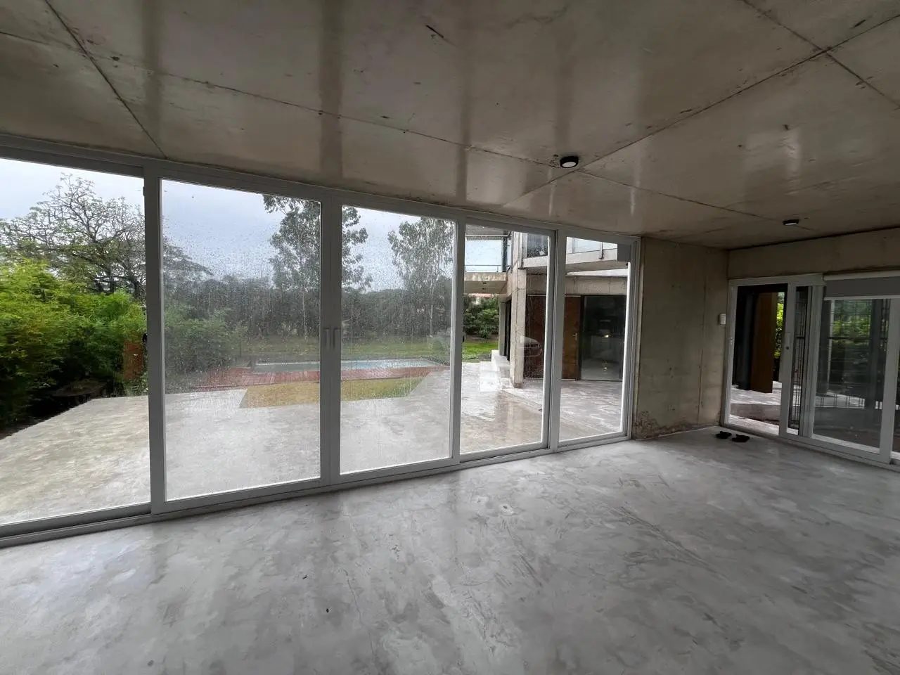 *Residencia Estilo contemporaneo sobre Lago Ypacari en San Bernardino – Cantegrill Country Club. - Photo 15