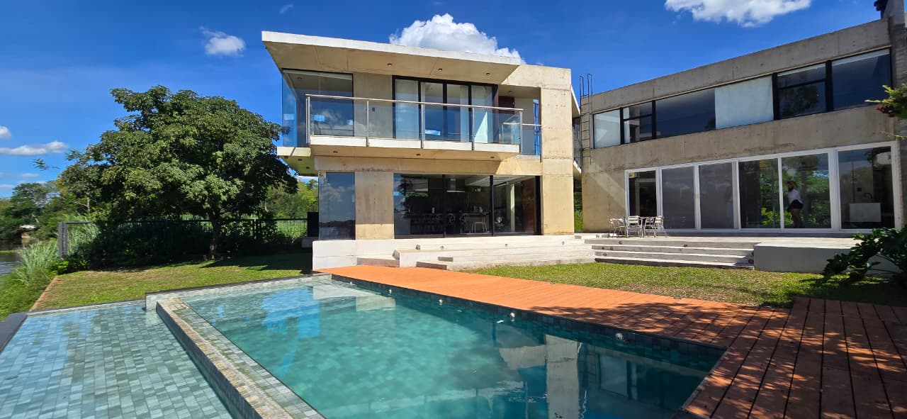 En Venta Residencia Estilo Contemporaneo Sobre Lago Ypacaraí