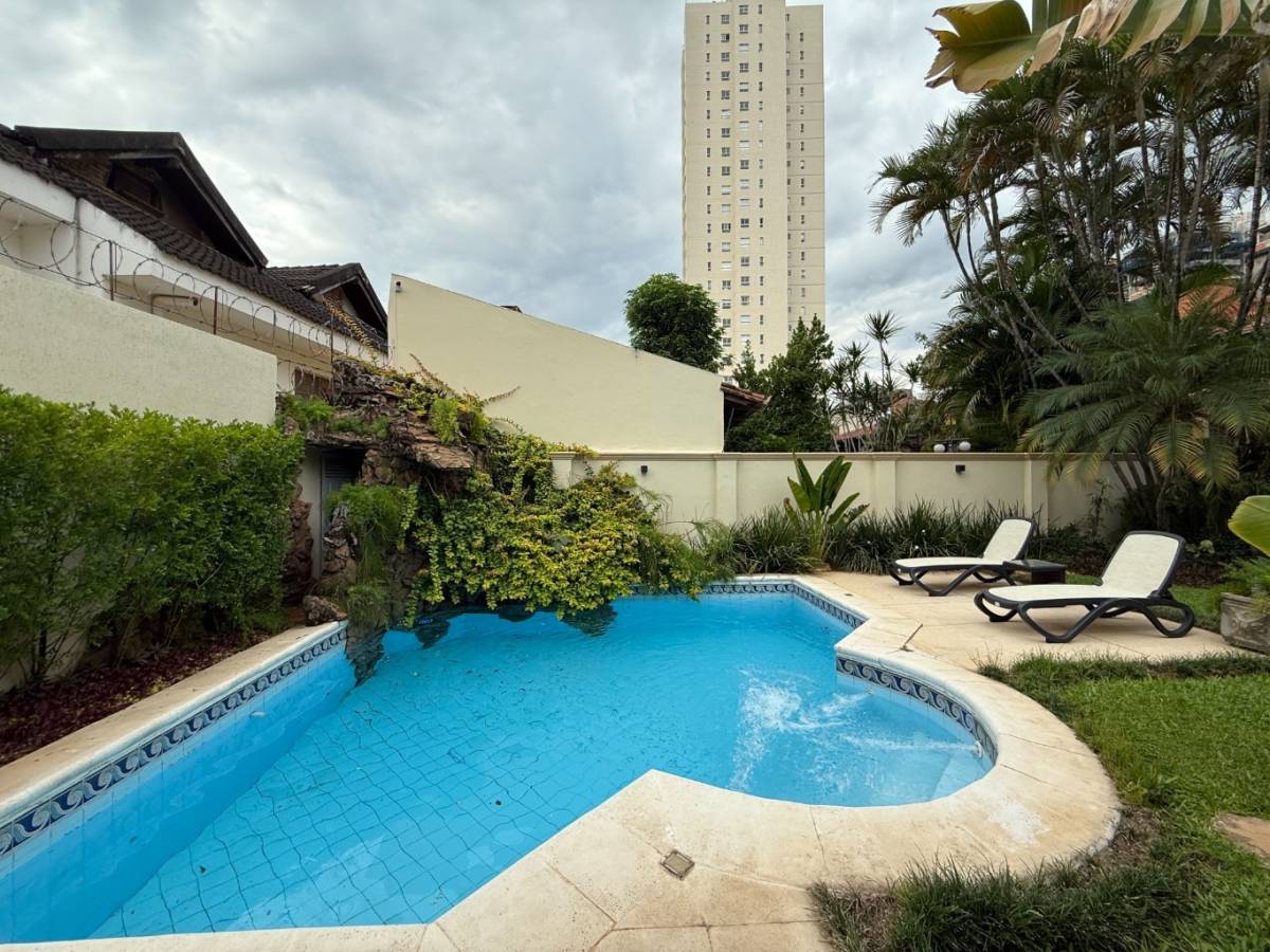 RESIDENCIA EN VENTA EN BARRIO LAS LOMAS