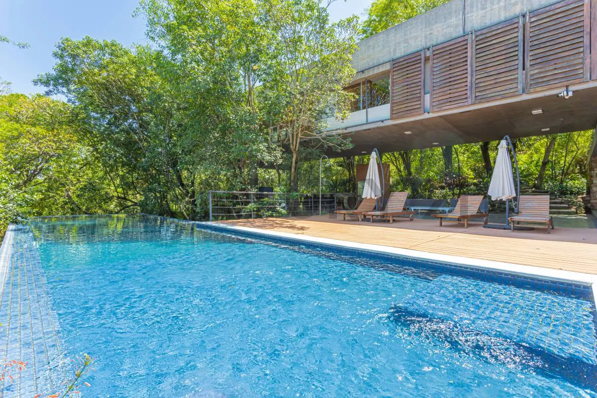 RESIDENCIA EN VENTA CON VISTA AL LAGO YPACARAÍ