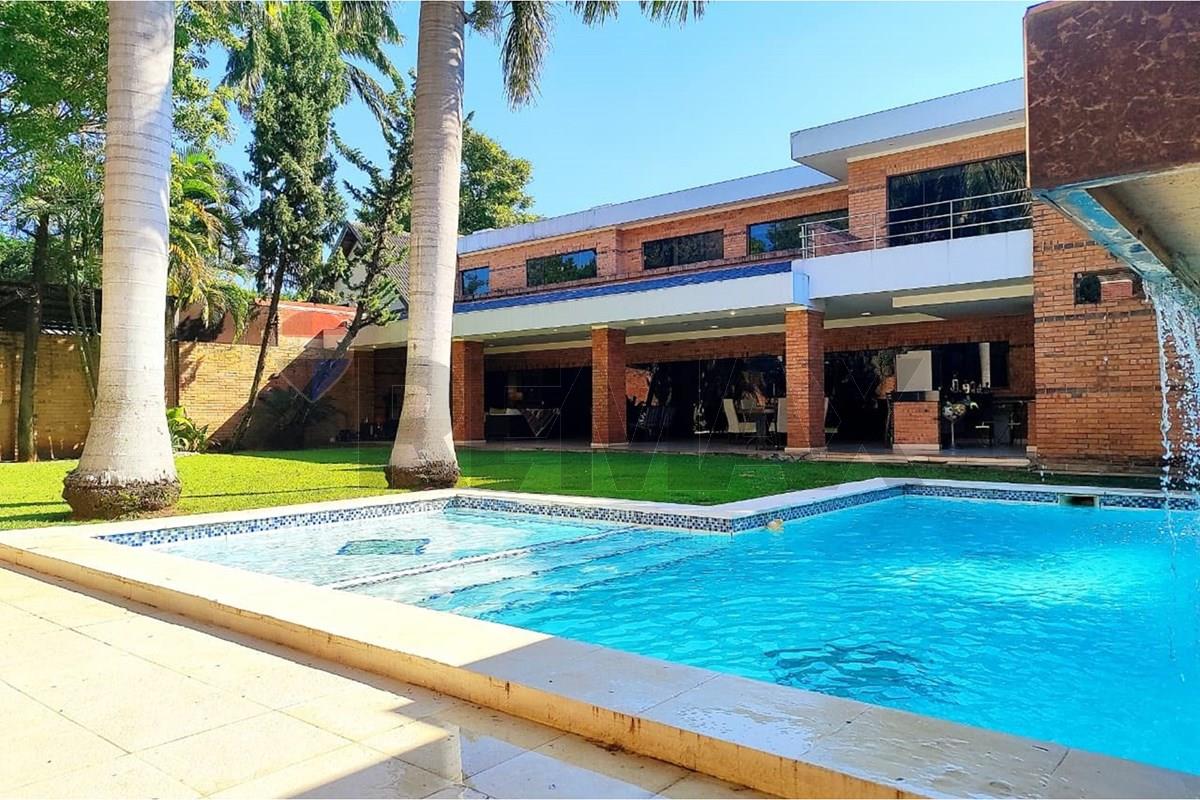 En venta residencia de lujo en el barrio Mariscal Estigarribia