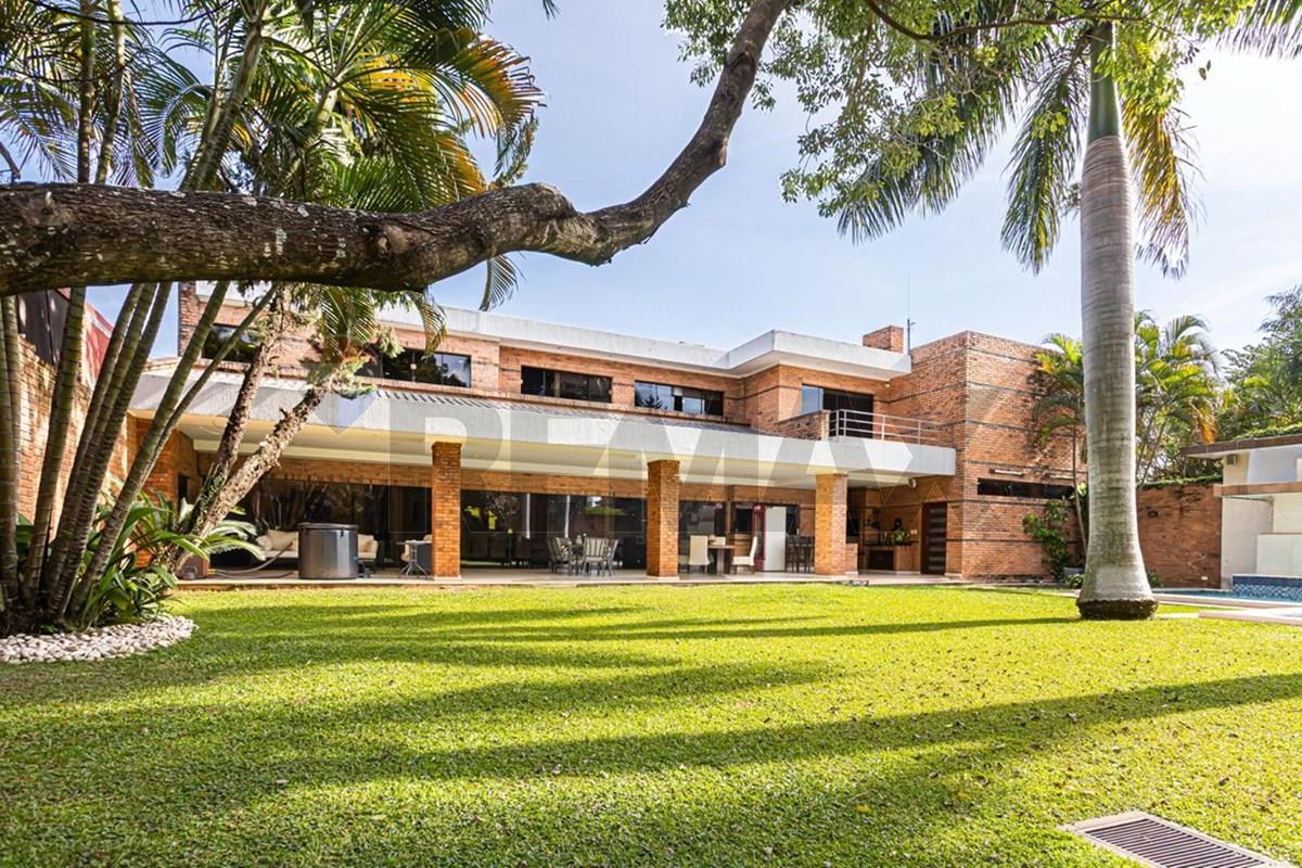 Residencia de Lujo en Barrio Mariscal Estigarribia