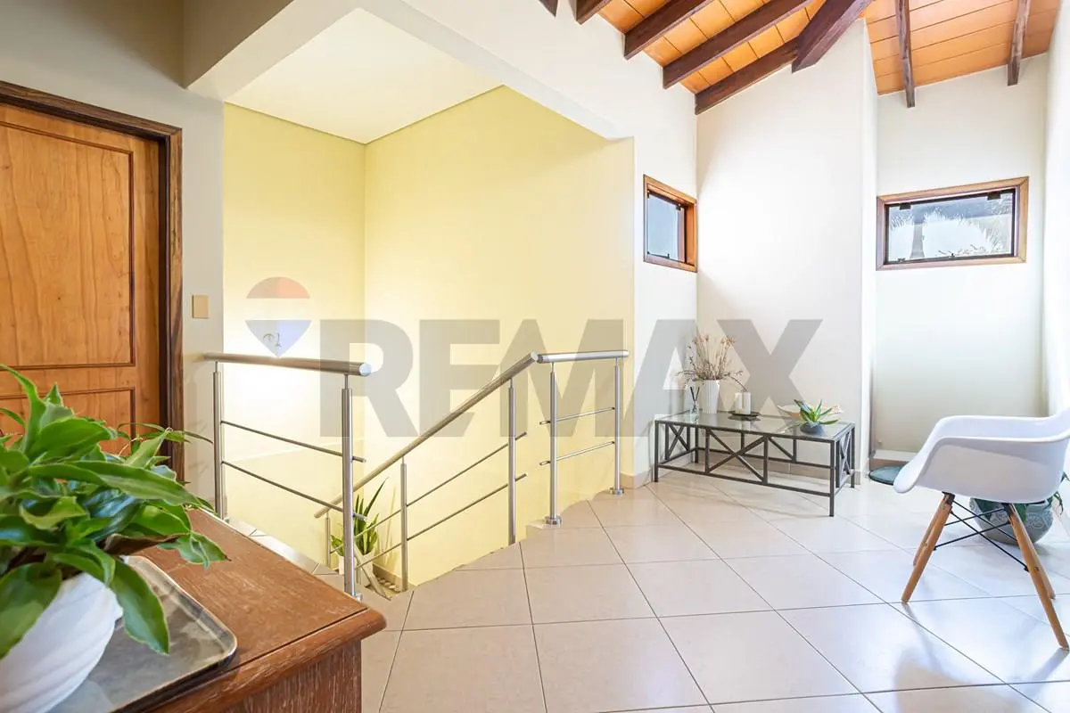 Casa con 4 Dormitorios y amplio patio en Lambaré - Photo 11