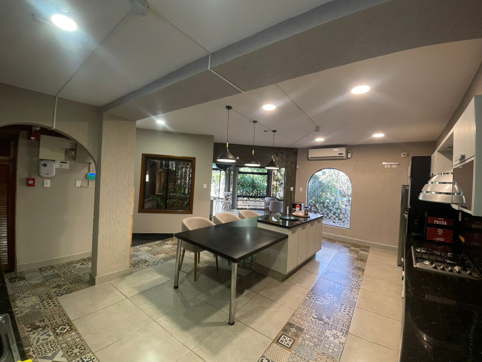 EN VENTA HERMOSA RESIDENCIA EN ASUNCIÓN - Photo 2