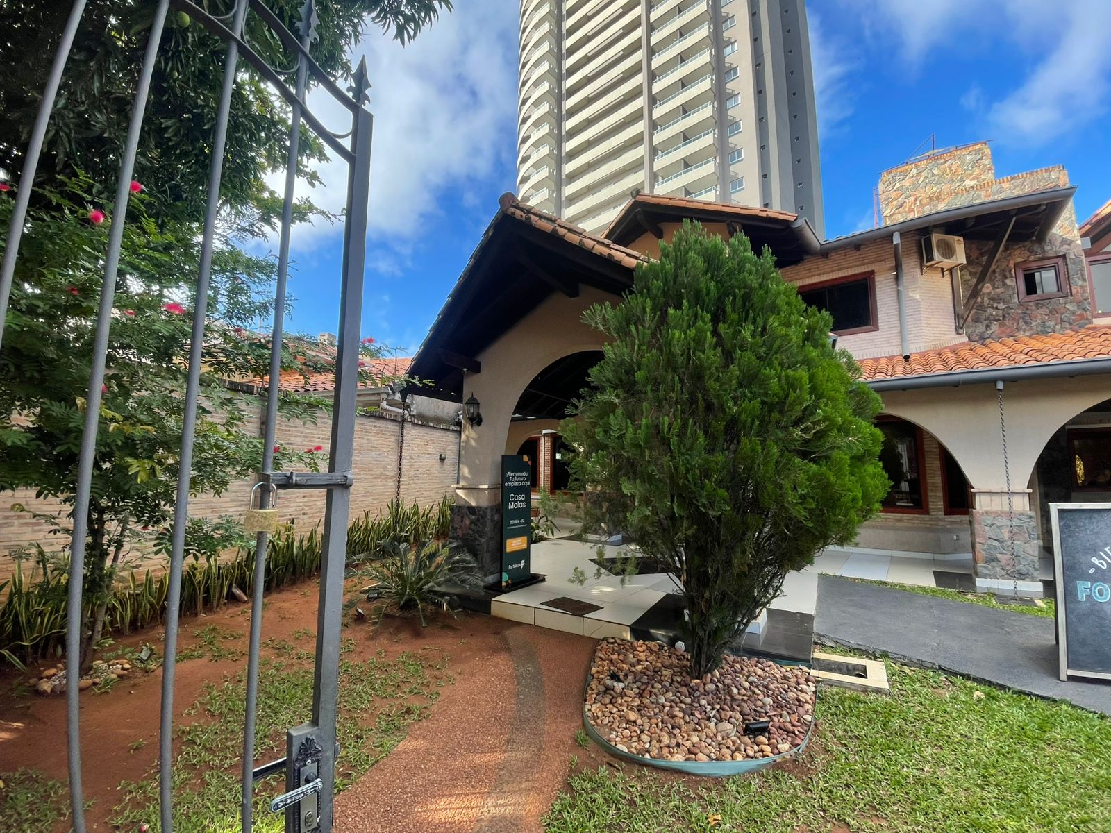 EN VENTA HERMOSA RESIDENCIA EN ASUNCIÓN - Photo 6