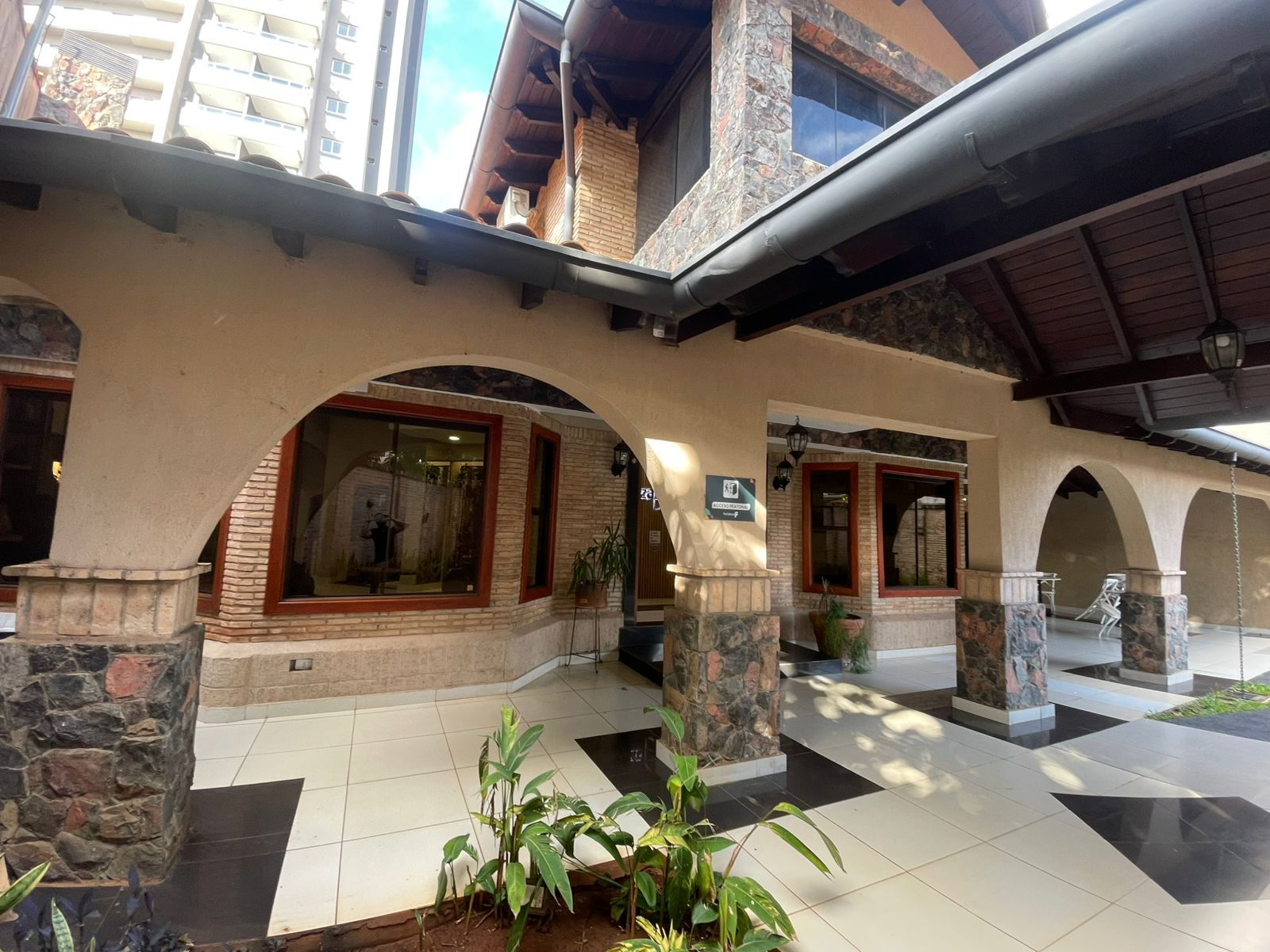 EN VENTA HERMOSA RESIDENCIA EN ASUNCIÓN - Photo 8