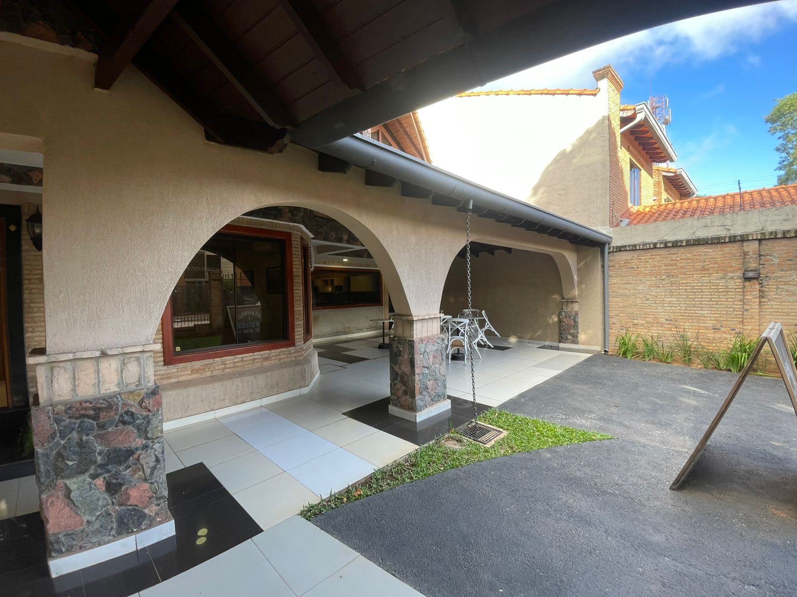 EN VENTA HERMOSA RESIDENCIA EN ASUNCIÓN - Photo 10