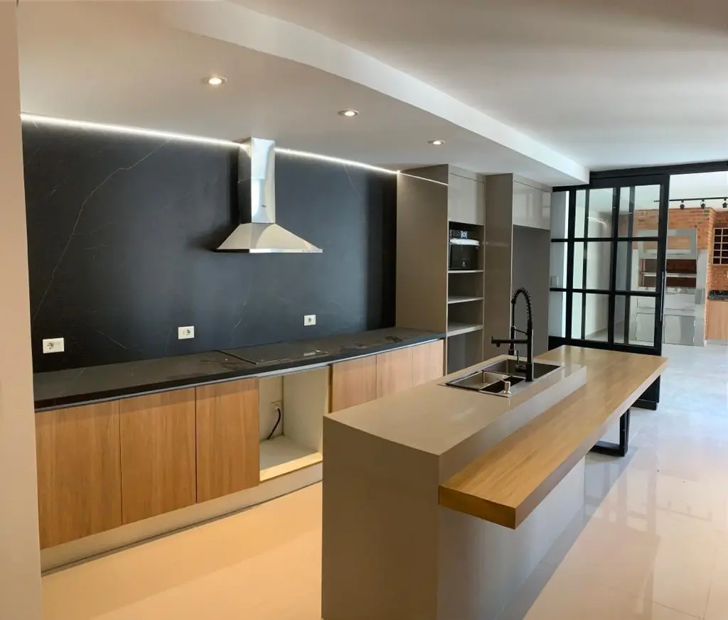Se vende: Impresionante residencia moderna de 4 habitaciones, diseño vanguardista y acabados de lujo. - Photo 2