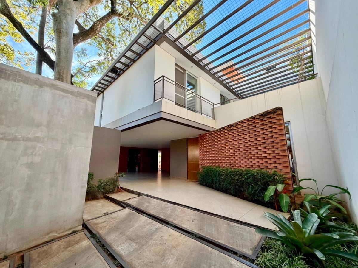Vendo  Moderna residencia de 4 suites en Barrio Mburicao