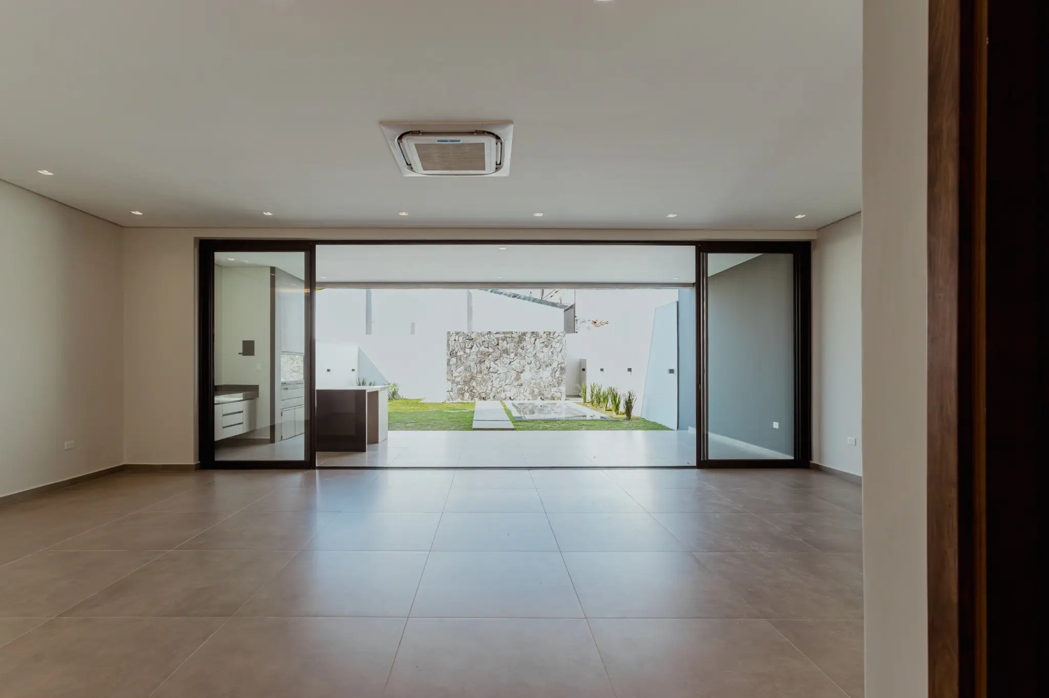 EN VENTA | CASA A ESTRENAR DE DISEÑO CONTEMPORÁNEO CON 4 DORMITORIOS EN SUITE - Photo 4