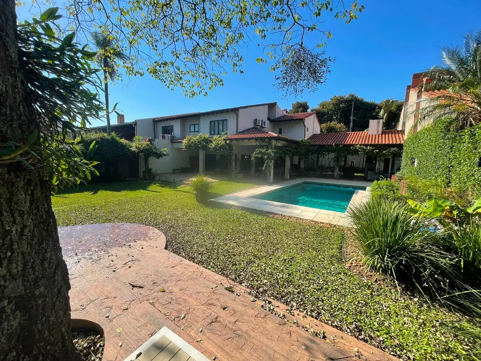 Residencia de Lujo Amueblada en Venta: 4 Dormitorios, Jardín Exuberante y Ubicación Privilegiada en el Exclusivo Barrio Las Lomas