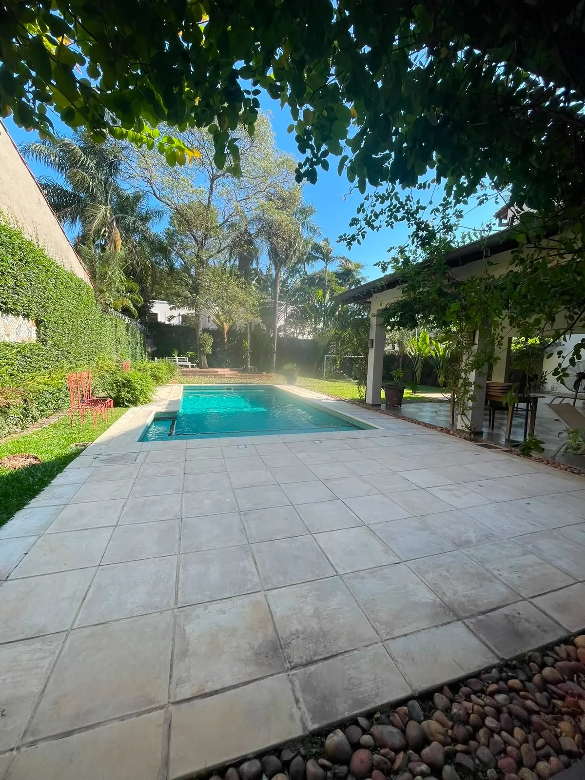 Residencia de Lujo Amueblada en Venta: 4 Dormitorios, Jardín Exuberante y Ubicación Privilegiada en el Exclusivo Barrio Las Lomas - Photo 2