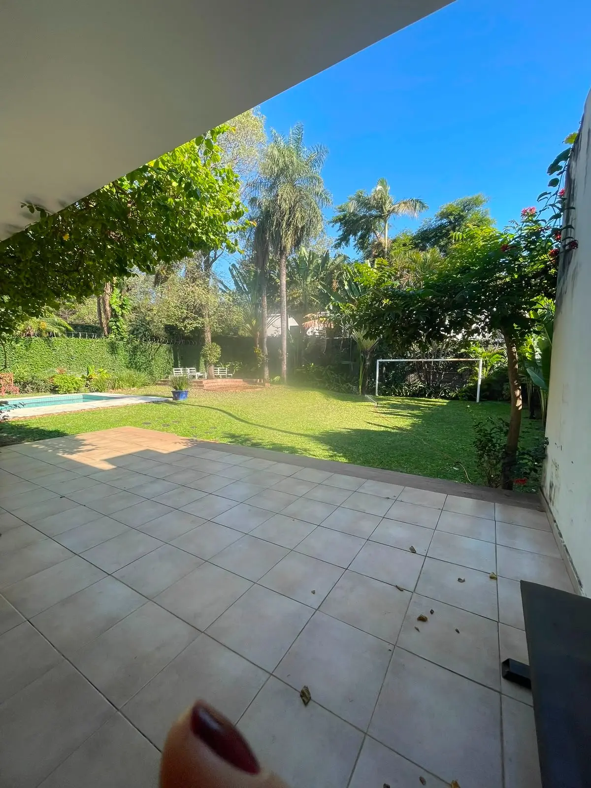 Residencia de Lujo Amueblada en Venta: 4 Dormitorios, Jardín Exuberante y Ubicación Privilegiada en el Exclusivo Barrio Las Lomas - Photo 3