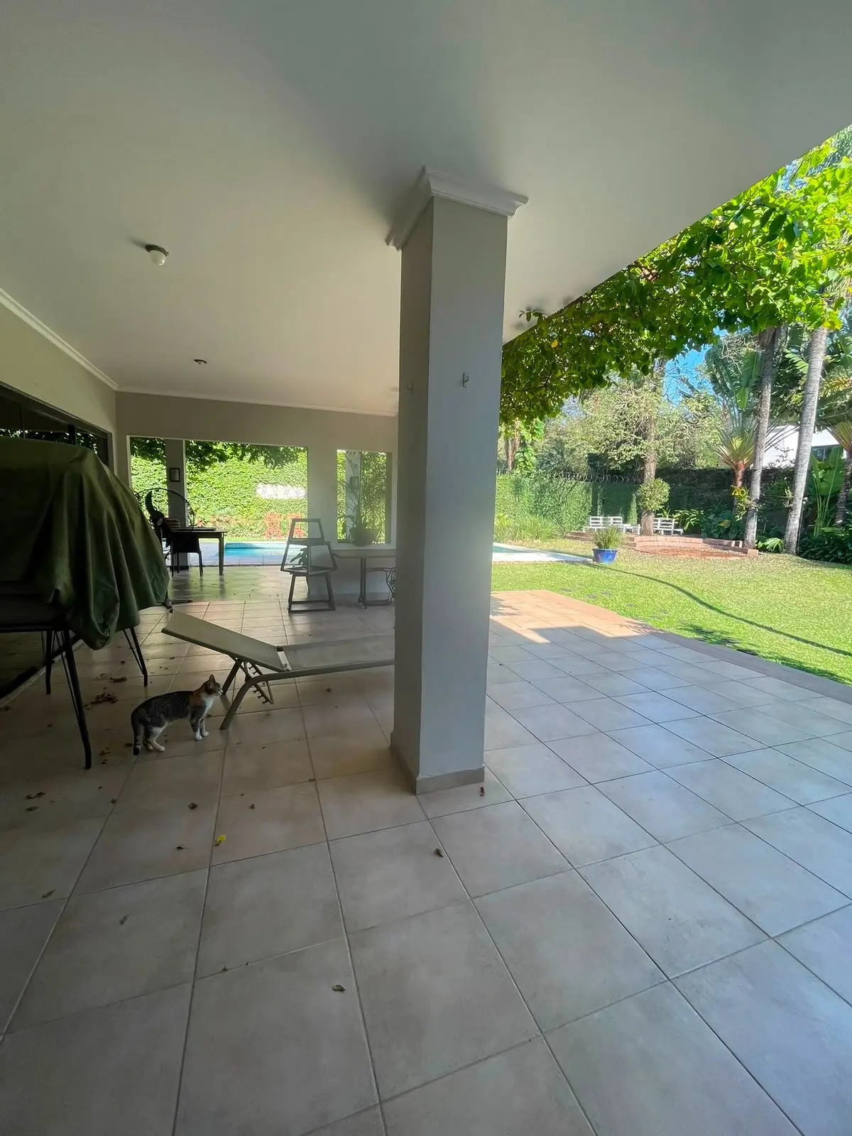 Residencia de Lujo Amueblada en Venta: 4 Dormitorios, Jardín Exuberante y Ubicación Privilegiada en el Exclusivo Barrio Las Lomas - Photo 4