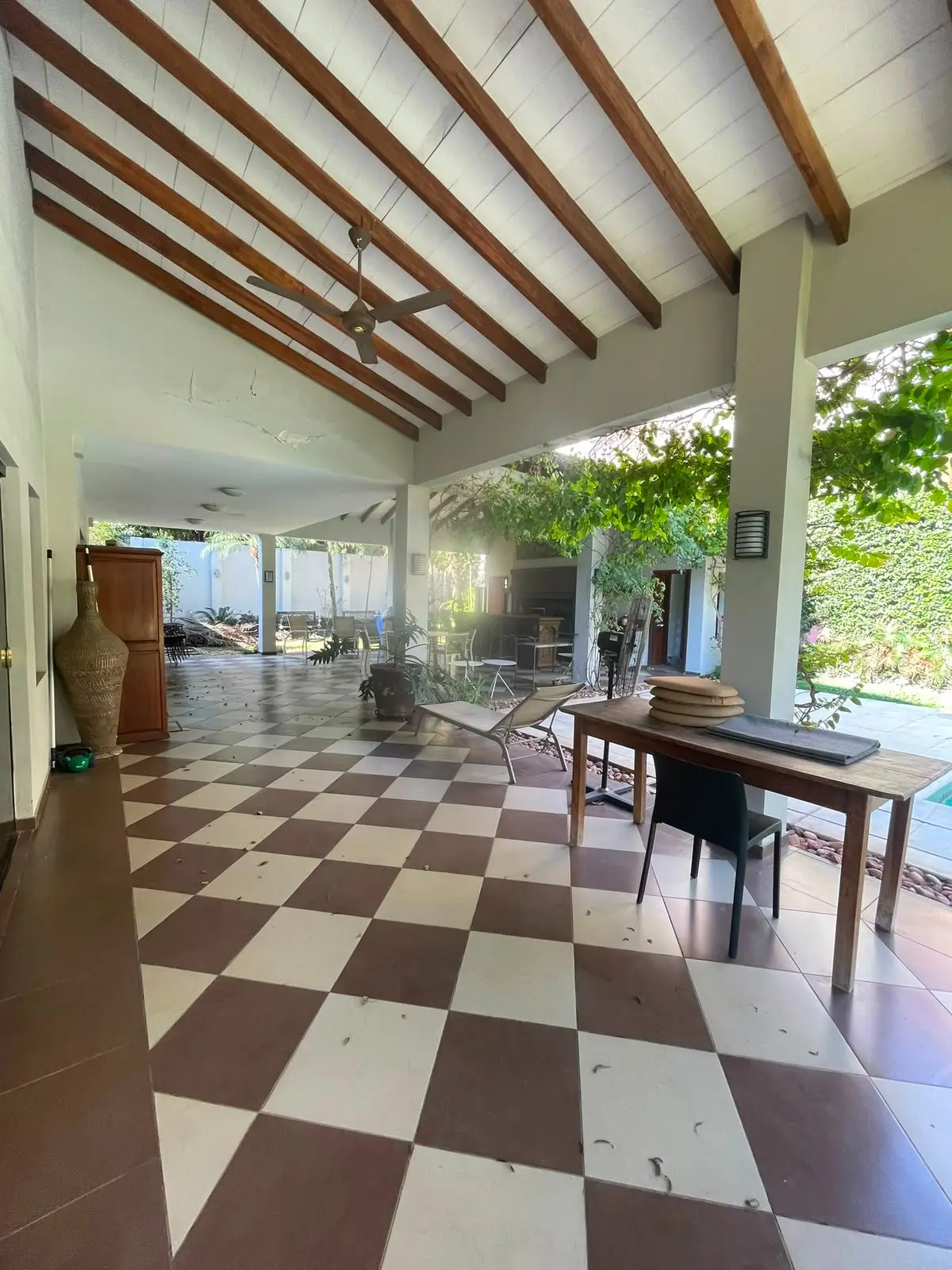Residencia de Lujo Amueblada en Venta: 4 Dormitorios, Jardín Exuberante y Ubicación Privilegiada en el Exclusivo Barrio Las Lomas - Photo 5