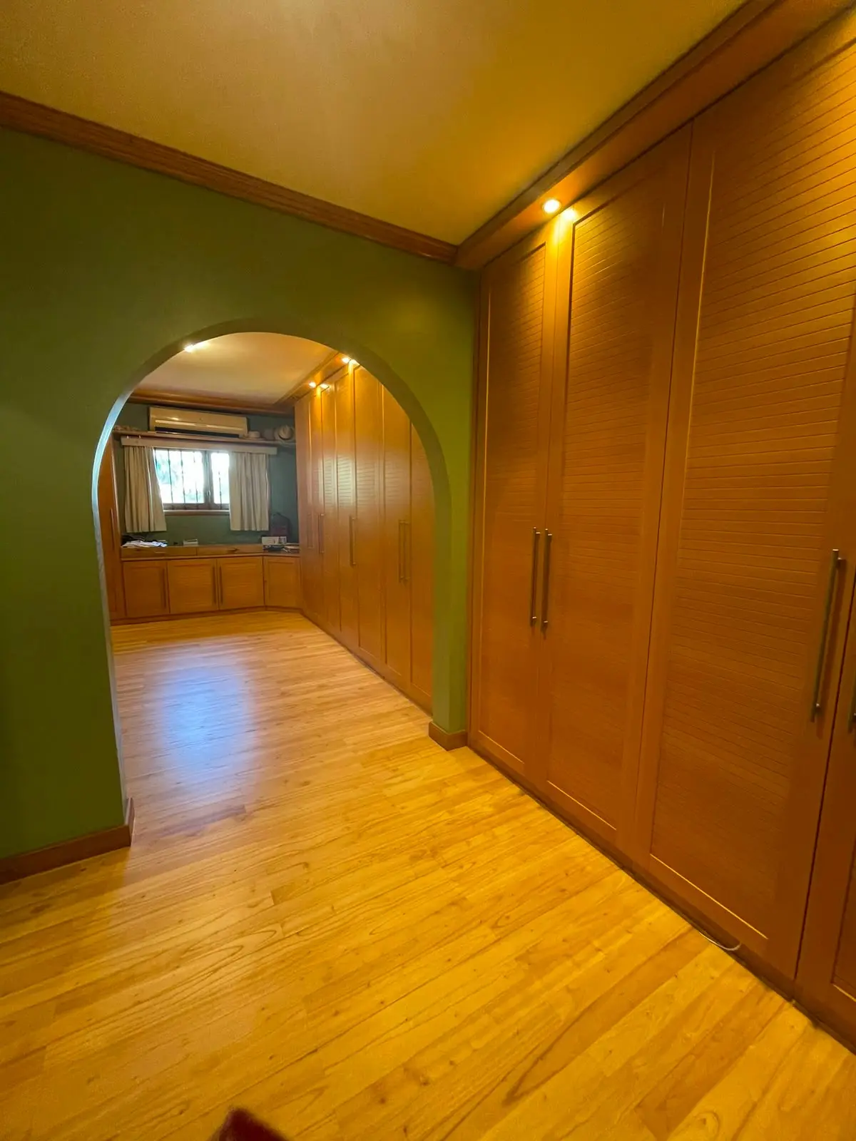 Residencia de Lujo Amueblada en Venta: 4 Dormitorios, Jardín Exuberante y Ubicación Privilegiada en el Exclusivo Barrio Las Lomas - Photo 8